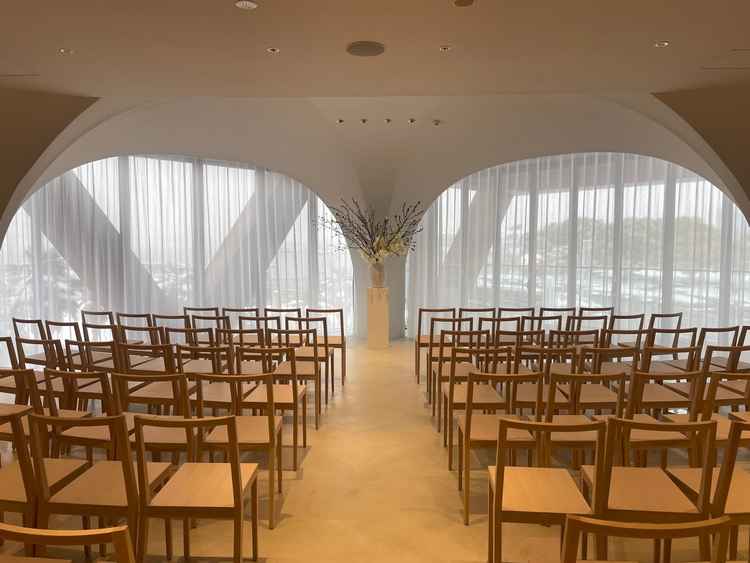 挙式会場。声の反響など様々なことが計算されあえて天井は高くしないなど設計がされているとのことでした。