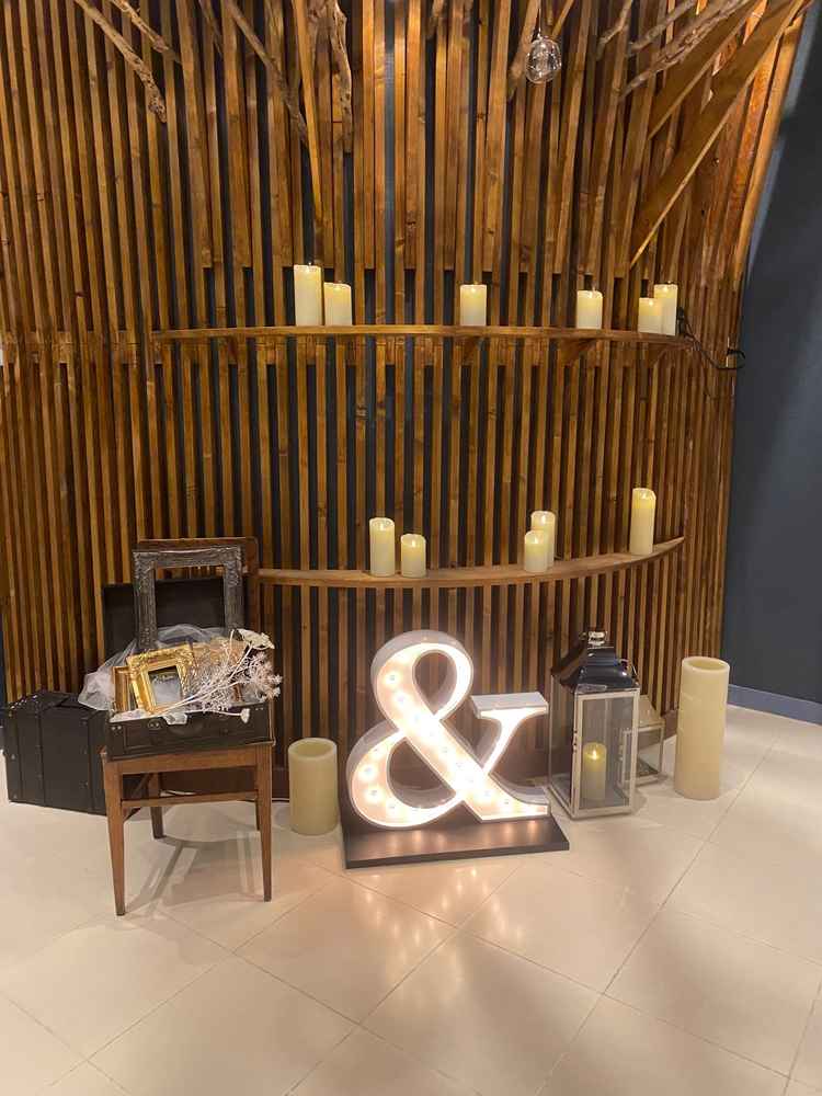 披露宴会場の前にこのようなコーディネートスペースがありとても可愛かったです。