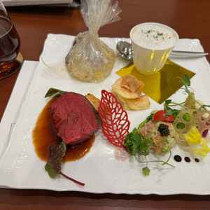 料理はとても美味しく、特にお魚料理は耐熱性フィルムで旨みを閉じ込めていて、開ける時にワクワクする