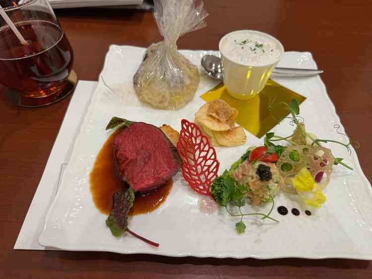 料理はとても美味しく、特にお魚料理は耐熱性フィルムで旨みを閉じ込めていて、開ける時にワクワクする