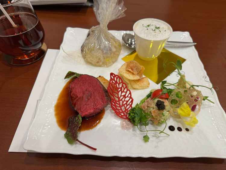 料理はとても美味しく、特にお魚料理は耐熱性フィルムで旨みを閉じ込めていて、開ける時にワクワクする