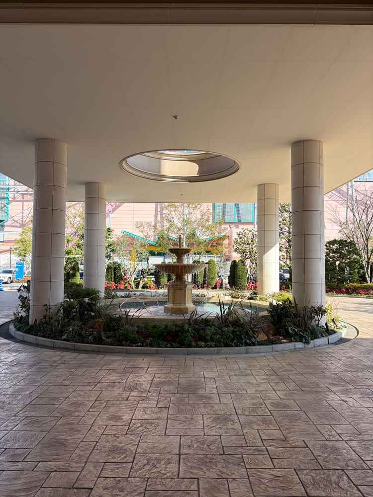 シャトルバスで来場されるゲストが降車する場所の写真。噴水があるなど雰囲気がとても良かった。