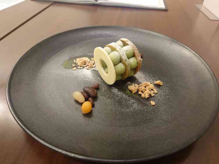 円、縁をテーマにした抹茶のデザート。甘すぎず、ごまの風味を効かした一品