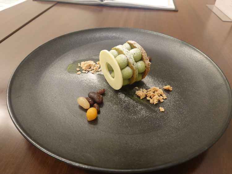 円、縁をテーマにした抹茶のデザート。甘すぎず、ごまの風味を効かした一品