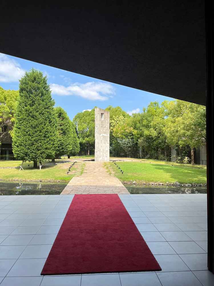 挙式会場から見える景色。ここでフラワーシャワー・集合写真撮影を行うとのこと。