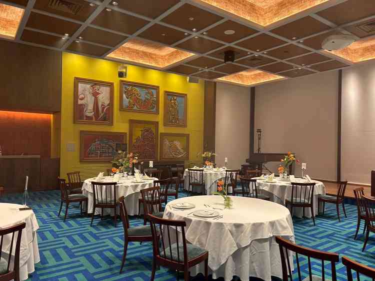 3種類の披露宴会場があり、その中でも1番個性的な会場。大阪を象徴とするものの絵が飾られていました。