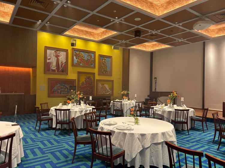 3種類の披露宴会場があり、その中でも1番個性的な会場。大阪を象徴とするものの絵が飾られていました。