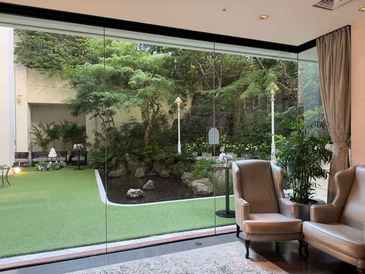 披露宴会場の隣には広めの中庭があり雰囲気が良いです