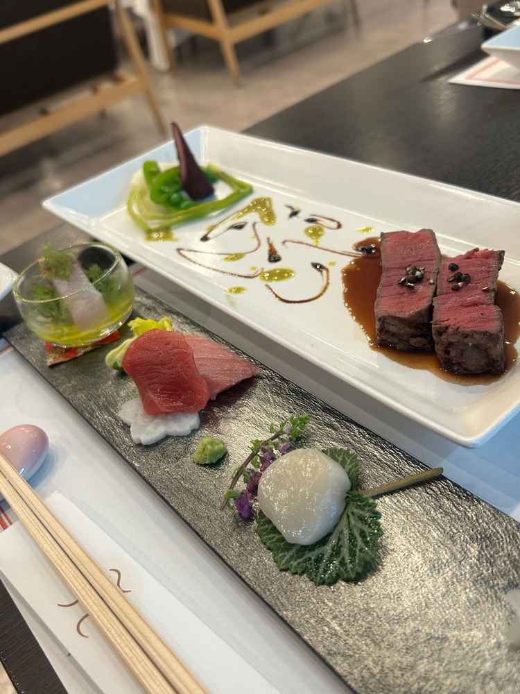 牛フィレソテーと、本鮪と鮮魚の四種盛り(カンパチ、マグロ、ホタテ、タイ)です。