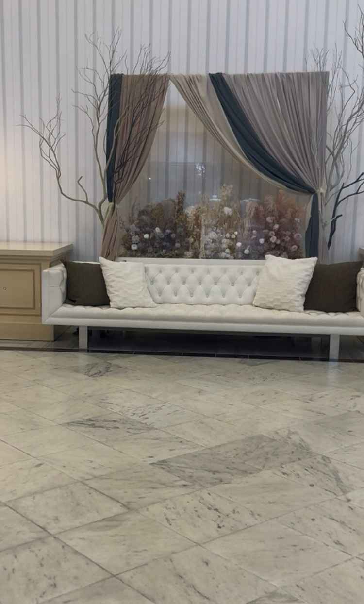 ロビーにベンチとドライフラワーで飾られたフォトスペースがありました。