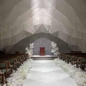 白いベールが何重にも重なったデザインのチャペルとても綺麗でした。
