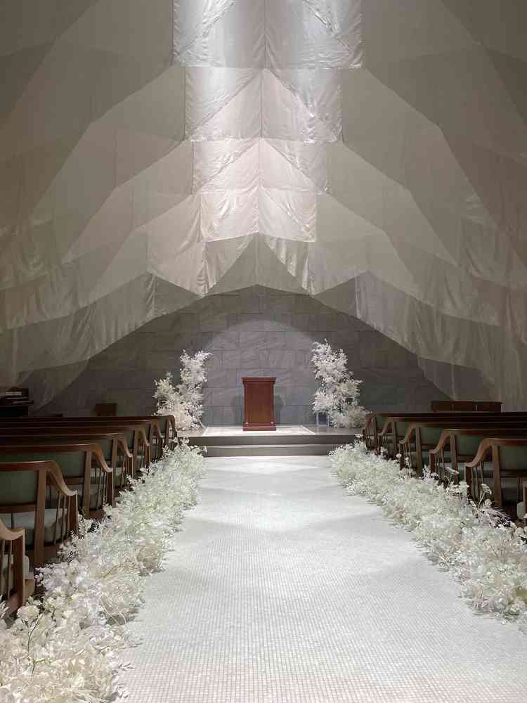 白いベールが何重にも重なったデザインのチャペルとても綺麗でした。