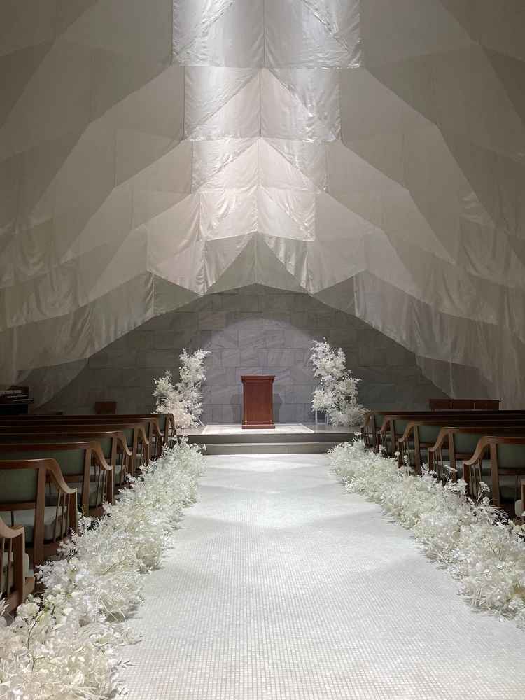 白いベールが何重にも重なったデザインのチャペルとても綺麗でした。