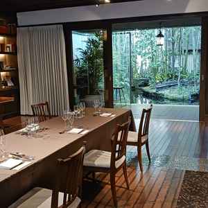 1Fの披露宴会場。20名程度までの少人数なら丁度いい広さ。