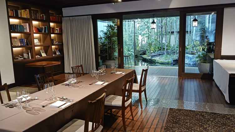 1Fの披露宴会場。20名程度までの少人数なら丁度いい広さ。