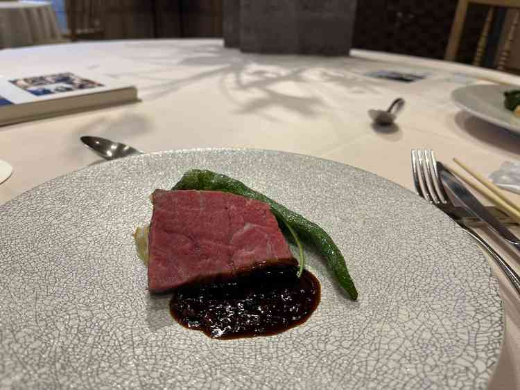 非常に美味しくて、ボリュームのあるメインのお肉料理でした。