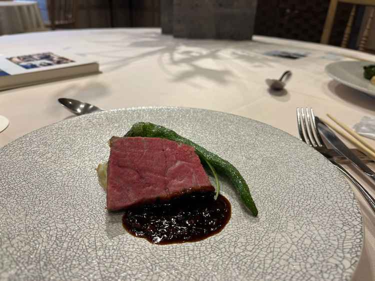 非常に美味しくて、ボリュームのあるメインのお肉料理でした。