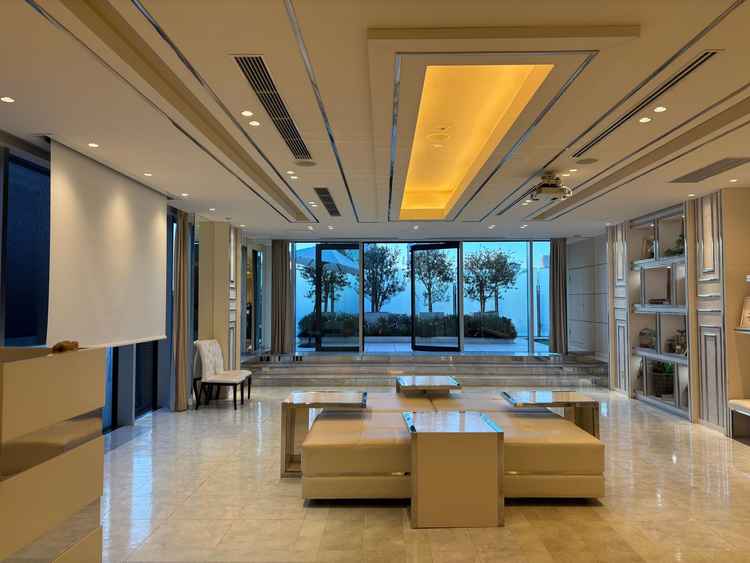 ゲスト控え室の写真。白を基調とした解放的な空間でした。