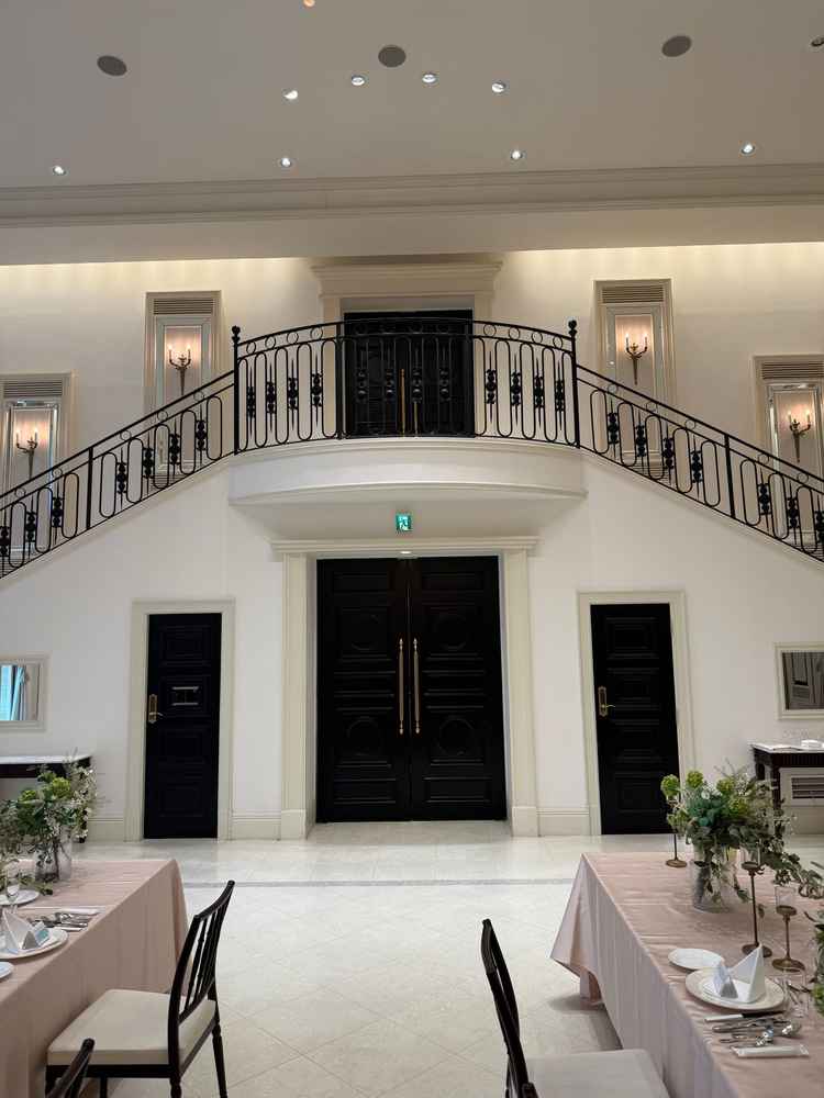 披露宴会場。2階から新郎新婦が登場するのが、主役感満載で素敵だなと思いました。