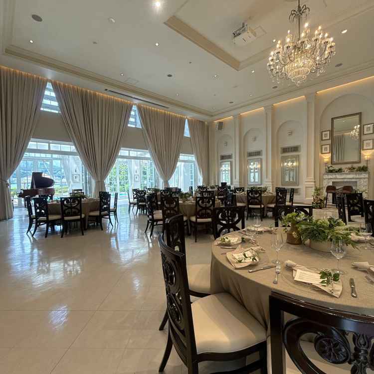 披露宴会場。横に広くて後ろの席までが近い。