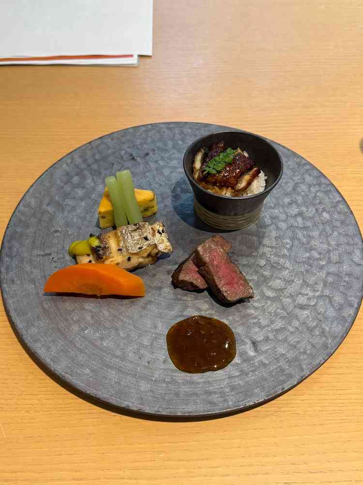 個人的に魚のマスタードソースがとても好みでした。結婚式場には珍しいひつまぶしもすごく美味しかったです