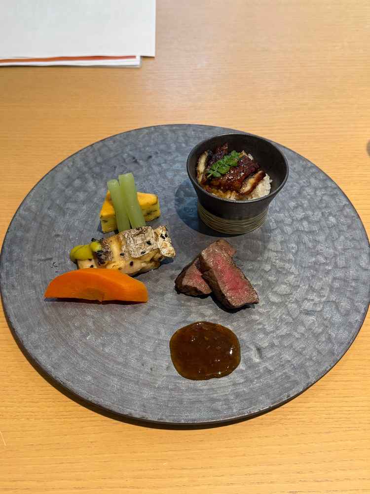 個人的に魚のマスタードソースがとても好みでした。結婚式場には珍しいひつまぶしもすごく美味しかったです