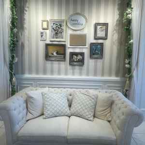 披露宴会場内は、ソファに座れるフォトブースがあり、ゲストとコミュニケーションもとりやすい印象です。