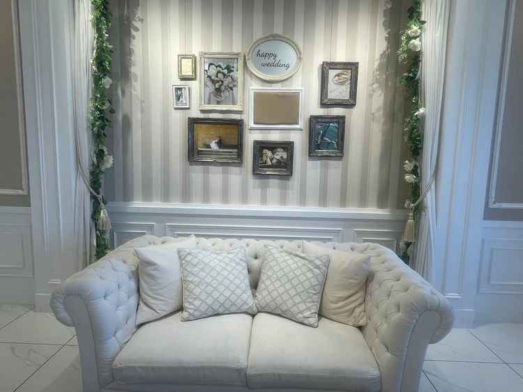 披露宴会場内は、ソファに座れるフォトブースがあり、ゲストとコミュニケーションもとりやすい印象です。