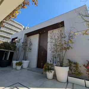 チャペルの入り口に開放的な空間があります。