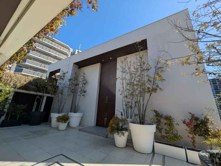 チャペルの入り口に開放的な空間があります。