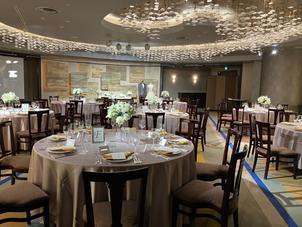 館内神殿と同じ階にある会場です。シャンデリアのガラスがすごく綺麗で高級感と落ち着きがありました。