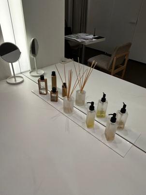 新郎新婦は1泊サービスしてくれるみたい。BAUMのスキンケア用品や、Aesopのヘアケア用品があった