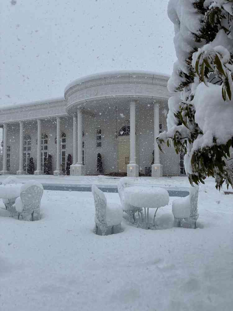 2つの披露宴会場のうちのひとつはプール付きでした。
