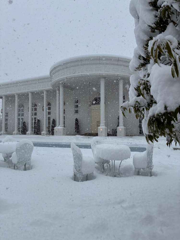 2つの披露宴会場のうちのひとつはプール付きでした。