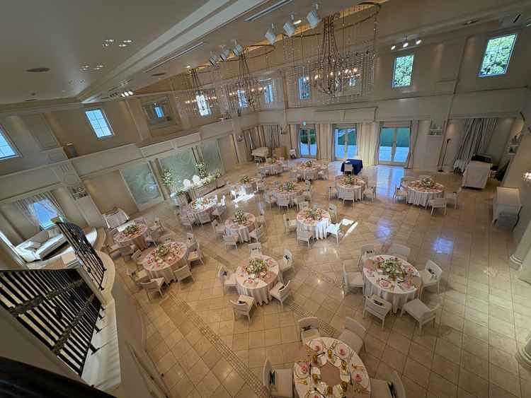 二つあるうちの広い方の披露宴会場。フランス館という名前で、白基調で高級感溢れる雰囲気。