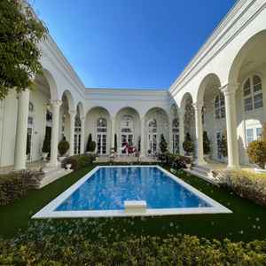 中庭です。プールでは風船を使った演出が可能です。