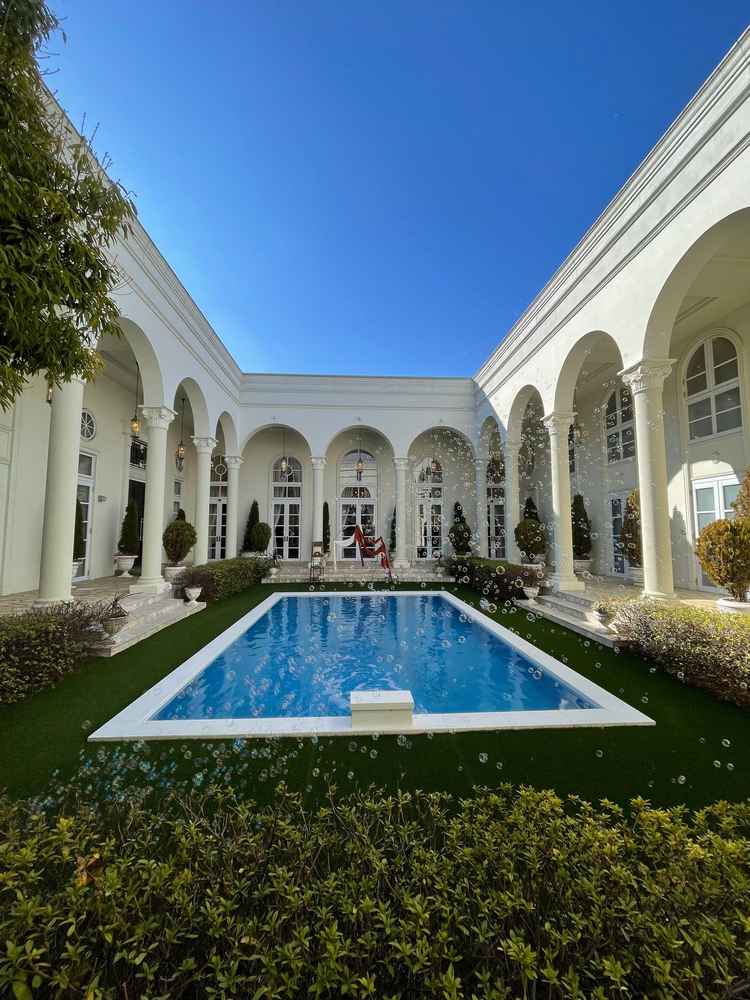 中庭です。プールでは風船を使った演出が可能です。