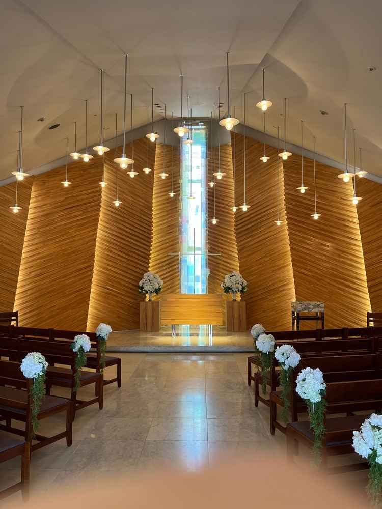 こじんまりとしたら、ウッド調のチャペル