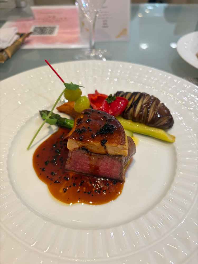 牛肉とフォアグラのロッシーニを試食させていただきました。お肉も柔らかくてとても美味しかったです。