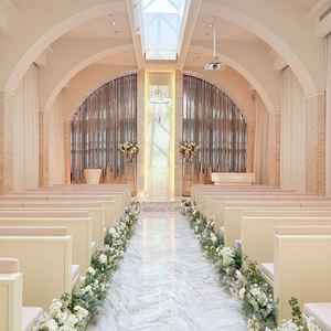 天井がガラス張りになっている挙式場。オフホワイトなので、ドレスが綺麗に映えていました。