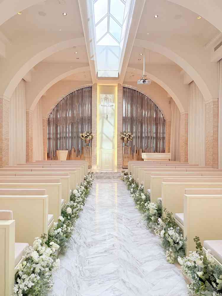 天井がガラス張りになっている挙式場。オフホワイトなので、ドレスが綺麗に映えていました。