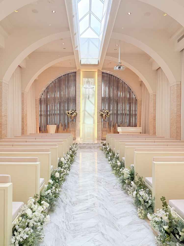 天井がガラス張りになっている挙式場。オフホワイトなので、ドレスが綺麗に映えていました。