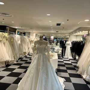 ホテル内のドレスショップです。