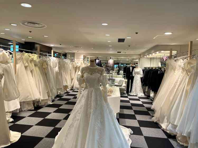 ホテル内のドレスショップです。