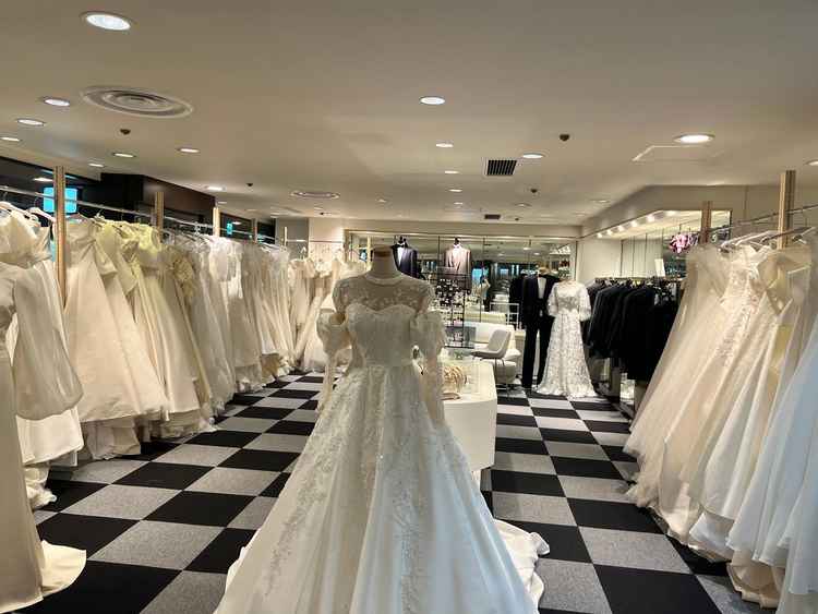 ホテル内のドレスショップです。