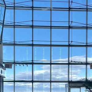 室内からの景色。天井が高くガラス張りなので、テラスに出なくても披露宴会場から景色を楽しめます。