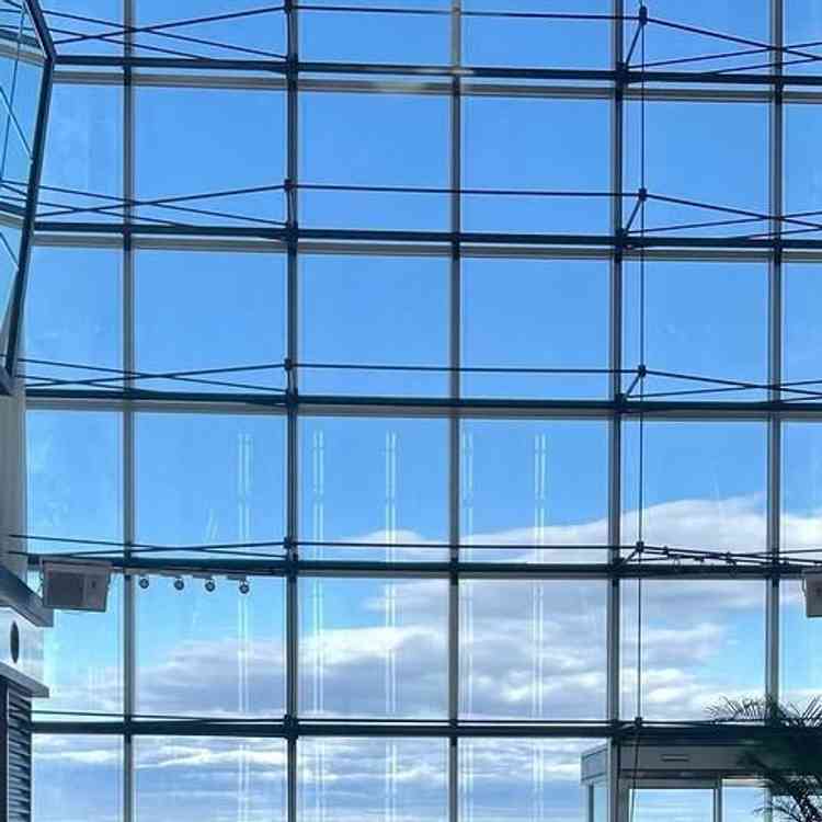 室内からの景色。天井が高くガラス張りなので、テラスに出なくても披露宴会場から景色を楽しめます。