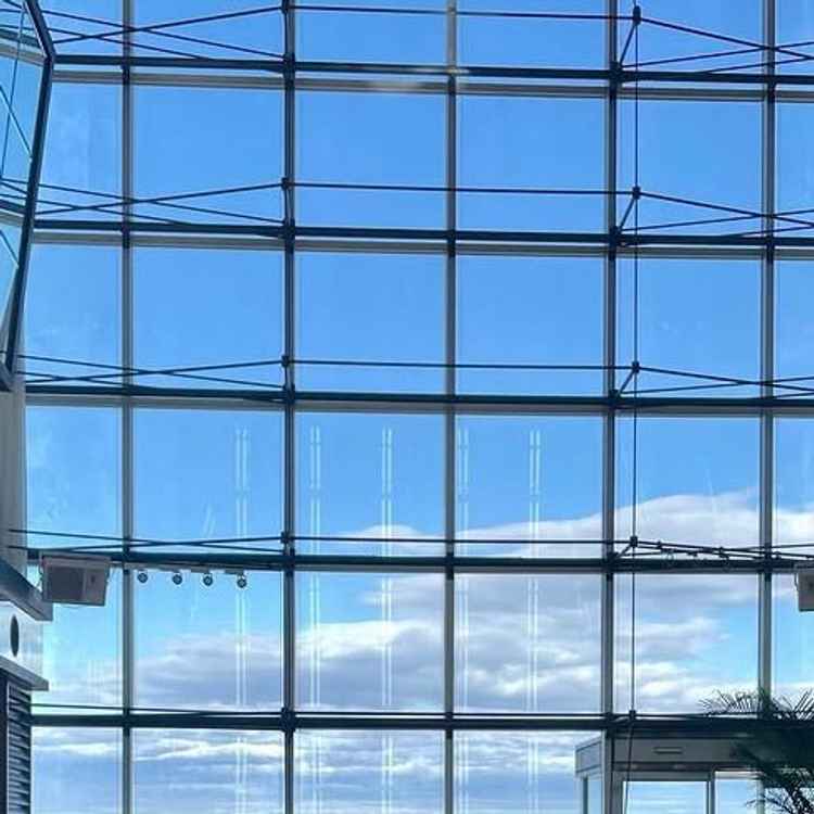 室内からの景色。天井が高くガラス張りなので、テラスに出なくても披露宴会場から景色を楽しめます。