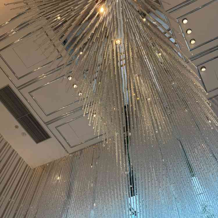 チャペルの天井部分です。シャンデリアの先端はしずく型になっていてとても綺麗でした。