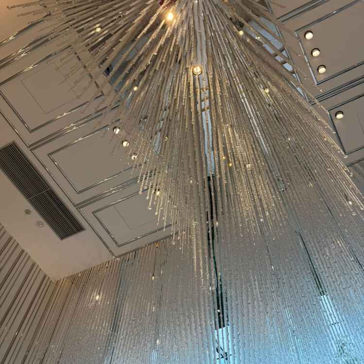 チャペルの天井部分です。シャンデリアの先端はしずく型になっていてとても綺麗でした。